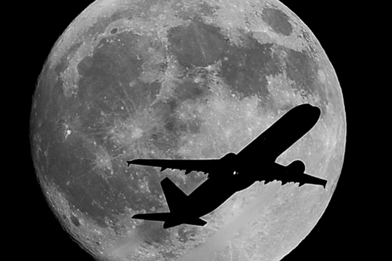 Nick Ut capture la silhouette d'un avion alors qu'il passe au-dessus de la lune