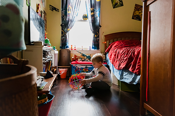 Boy playing with toys in his room © Vanessa Guzzo