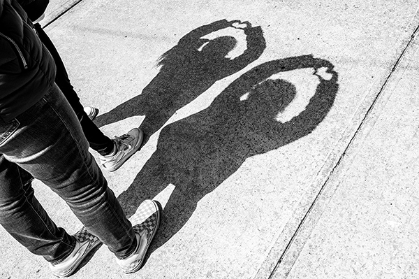 Shadows of children making hearts with their hands © Vanessa Guzzo