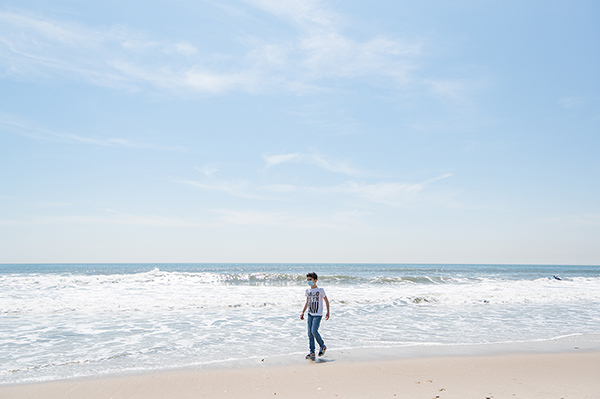 Boy walking on beach © Vanessa Guzzo